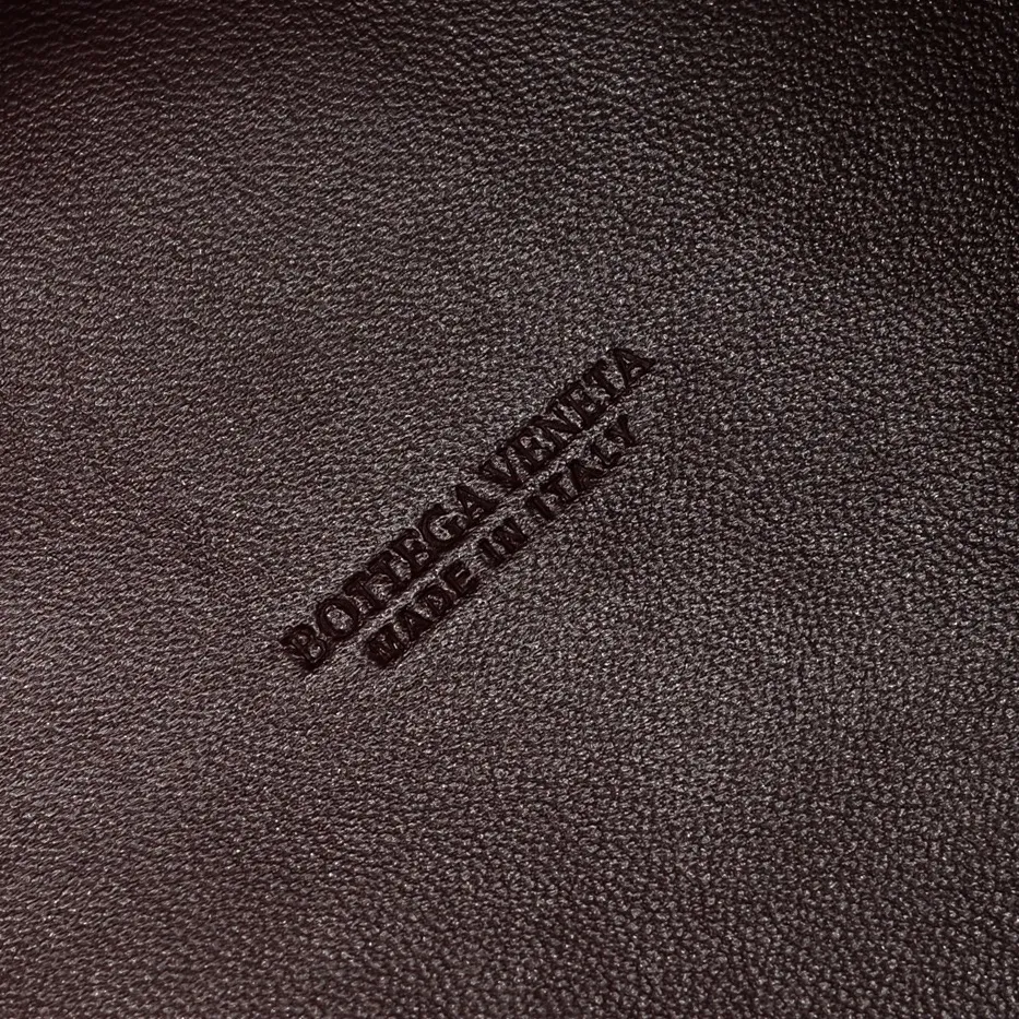 Batch 2660 24 early autumn new model Andiamo Parachute is made of a whole piece of woven leather and is processed with folding stitching at the four corners # Craftsmanship and creativity. Large size is atmospheric and practical. One of the must-selects for BV. Large space, can hold a computer, thick shoulder strap, very comfortable on the shoulder. Large parachute upper body real photo can be carried on the back. The upper body is versatile and cute☺️ Style number: 6571 Size: 30*26*20cm